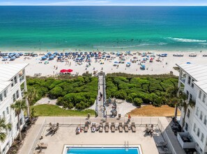 Ein Strandresort mit Poolbereich, Strandliegen und Blick auf den Ozean.