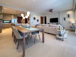Deluxe Apartment, 2 Bedrooms, Private Pool, Marina View | Living area