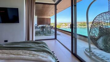 Lyxpenthouse - 3 sovrum - privat pool - utsikt mot marinan | 2 sovrum, värdeförvaringsskåp på rummet och skrivbord