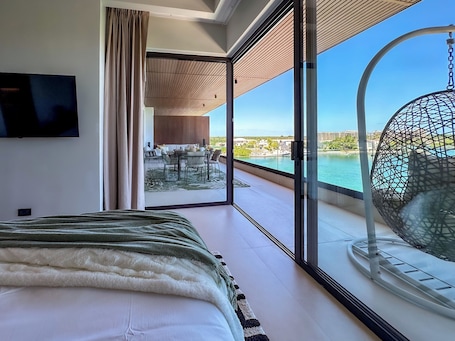 Ático de lujo, 3 habitaciones, piscina privada, vistas al puerto deportivo | Caja fuerte, escritorio, espacio para trabajar con un portátil