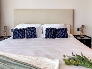 Luxury Penthouse, 3 Bedrooms, Private Pool, Marina View | Premium bedding, in-room safe, desk, laptop workspace