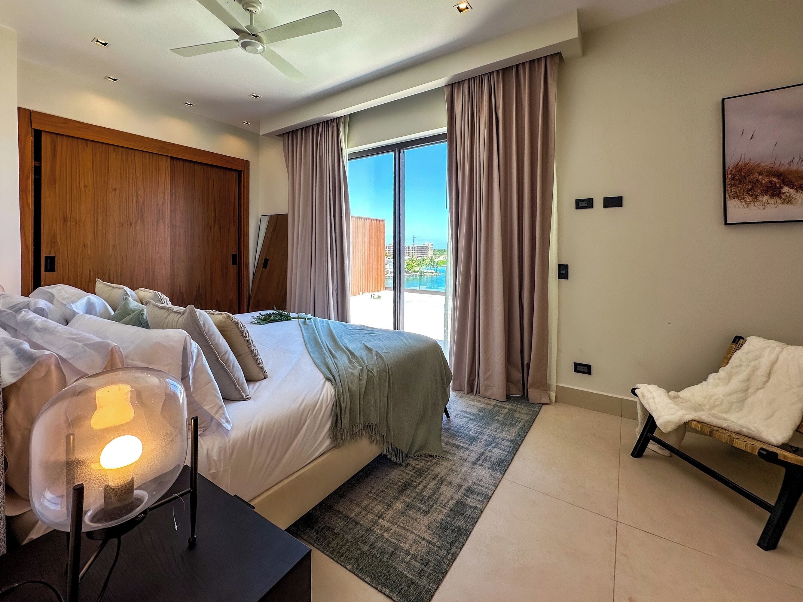 خزنة داخل الغرفة ومكتب ومساحة عمل للكمبيوتر المحمول وستائر تعتيم