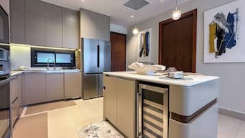 Departamento Deluxe, 2 habitaciones, alberca privada, vista a la marina | Cocina privada | Refrigerador con congelador, microondas, horno y parrilla de estufa