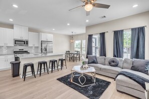 Living area - Chic Pet Friendly 3br Duplex In Amazing Location 3 Bedroom Duplex (Houston)