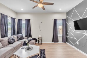 Living area - Chic Pet Friendly 3br Duplex In Amazing Location 3 Bedroom Duplex (Houston)