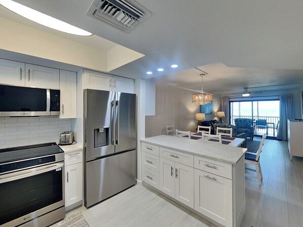 Réfrigérateur, four à micro-ondes, un four, surface de cuisson