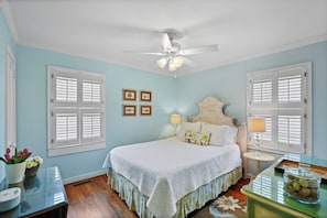 2 bedrooms, iron/ironing board, free WiFi, bed sheets - St. Simons Island • Walkable • Beach Days • Fire Pit Nights • Fenced Yard (St Simons)