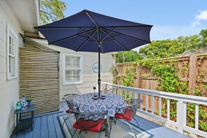 Outdoor dining - St. Simons Island • Walkable • Beach Days • Fire Pit Nights • Fenced Yard (St Simons)