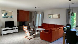 TV, fireplace, DVD player, computer monitors - Air-conditioned villa with swimming pool in a private estate in Aix en Provence (Aix-en-Provence)