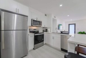 Refrigerador, microondas, horno, placa de cocina