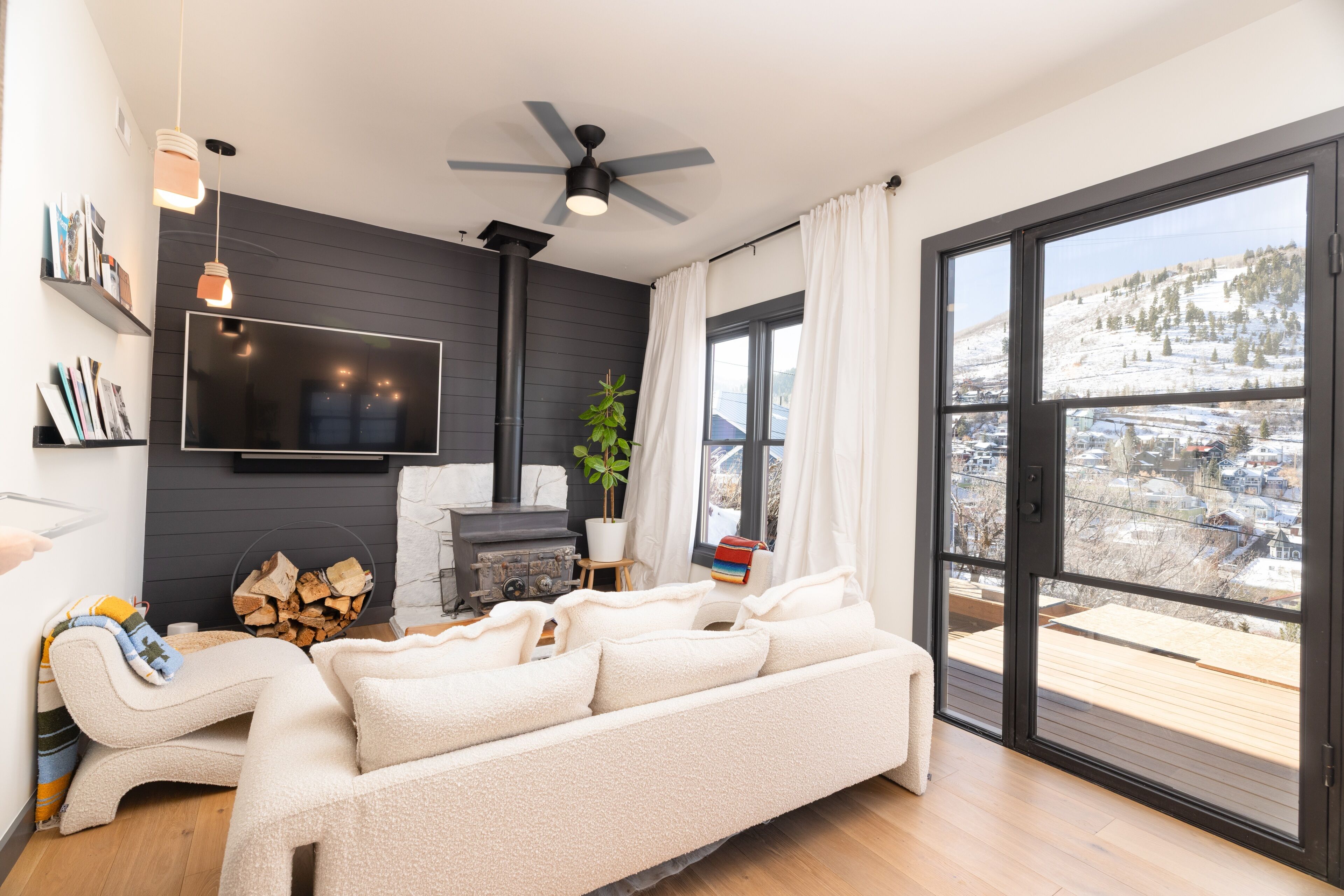 Televisio, takka, kirjoja