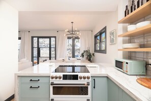 Jääkaappi, mikroaaltouuni, uuni, liesi