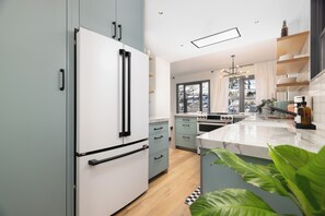 Refrigerador, microondas, horno y parrilla de estufa 