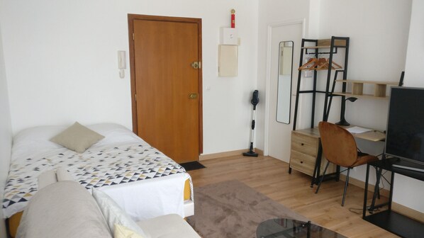 1 habitación, escritorio, tabla de planchar con plancha y wifi 