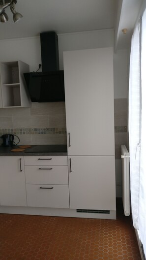 Frigorífico, microondas, horno y placa de cocina