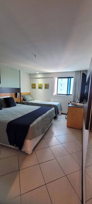 1 chambre, coffre-fort, bureau, fer et planche à repasser