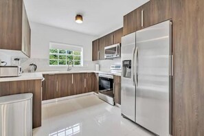 Private kitchen - 4 BDR Home At Prime Location (North Miami)