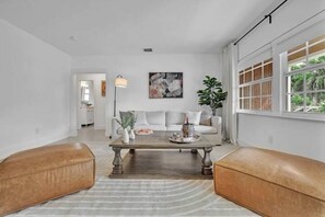 Living area - 4 BDR Home At Prime Location (North Miami)