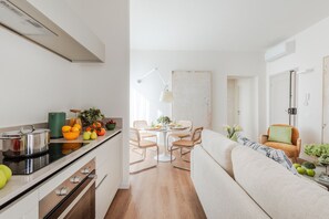 Fridge, oven, dishwasher, coffee/tea maker