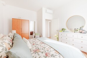 1 chambre, fer et planche à repasser, draps fournis