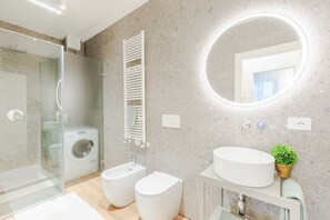 淋浴设施、吹风机、坐浴桶、毛巾