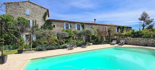 Mas du 16e siècle de 200m2, 12 pers, piscine, 2 hectares de terrain, 20km UZES