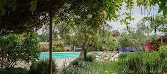 Superb 16 century Mas of 200m2 for 12 people, pool, 3ha of land, 20 km from Uzès