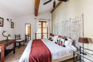 6 chambres, bureau, fer et planche à repasser, lit de bébé portatif