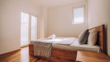 1 bedroom, desk, iron/ironing board, WiFi