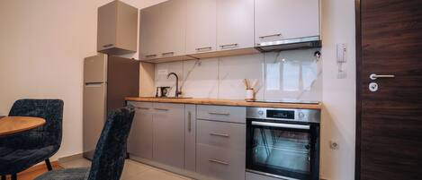 Refrigerador, microondas, horno, placa de cocina