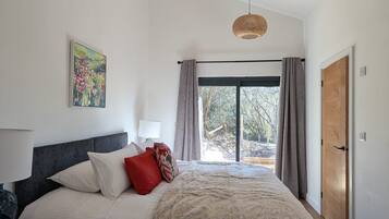 3 bedrooms, desk, free WiFi, bed sheets