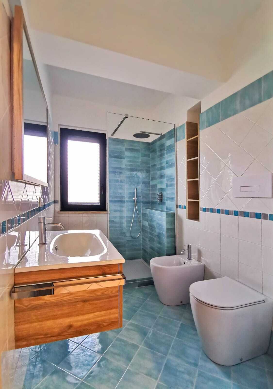 Douche, sèche-cheveux, bidet, serviettes fournies