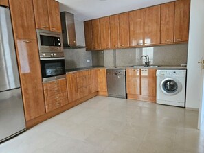 Micro-ondes, four, plaque de cuisson, lave-vaisselle
