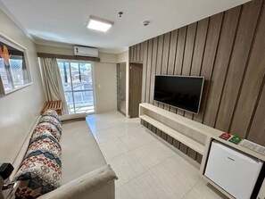 Standard Apartment, City View | Living room