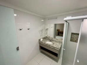 Standard Apartment, City View | Bathroom | Shower, hair dryer, toilet paper - Piazza DiRoma Acesso ao Acqua Park (Caldas Novas)