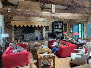 Living area - CHARMING HOUSE WITH SWIMMING POOL, IN THE HEART OF NATURE (Siorac-de-Ribérac)