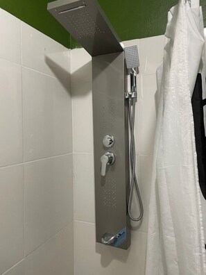 Dusch, handdukar, tvål och toalettpapper
