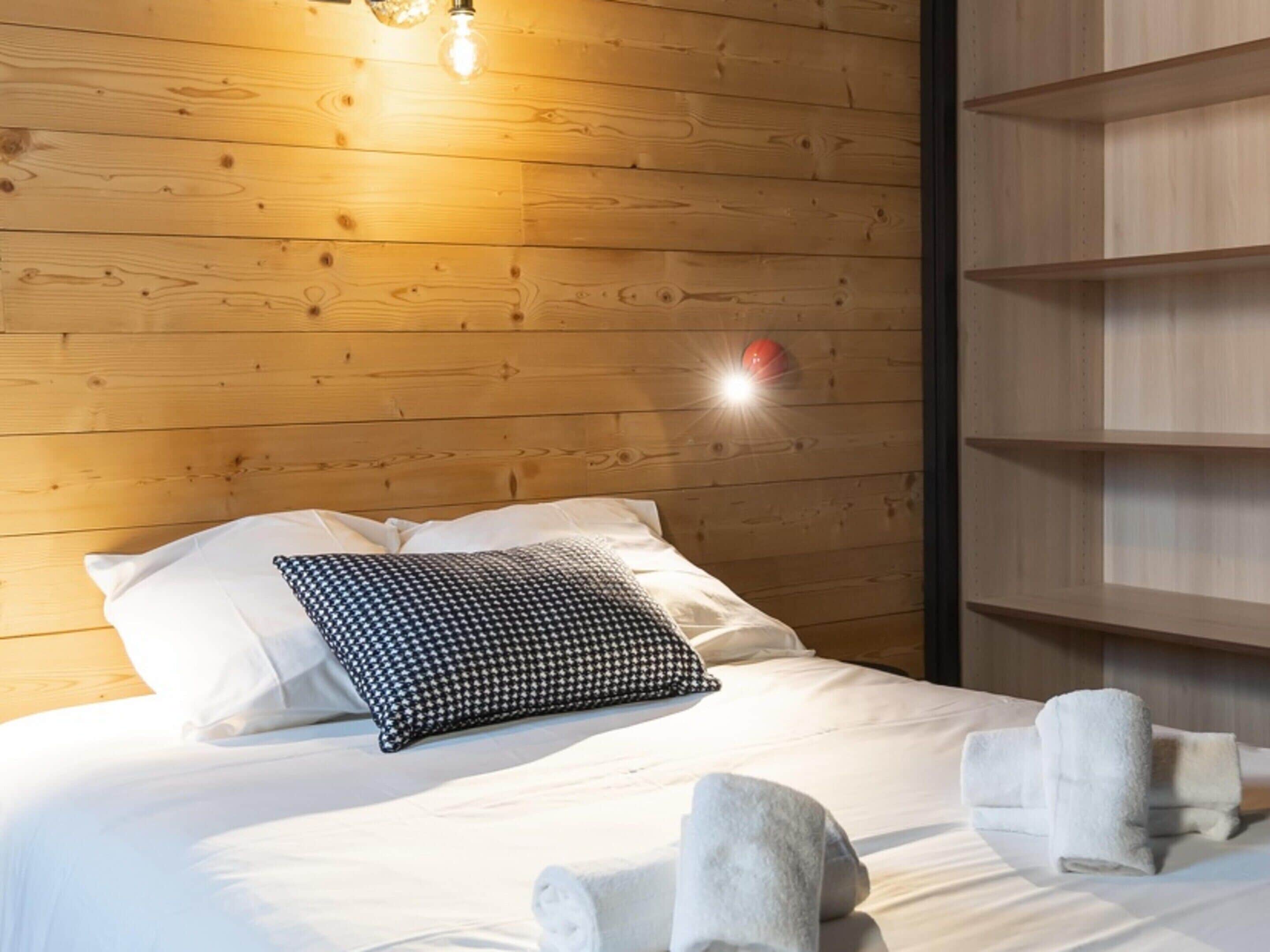 1 bedroom, bed sheets