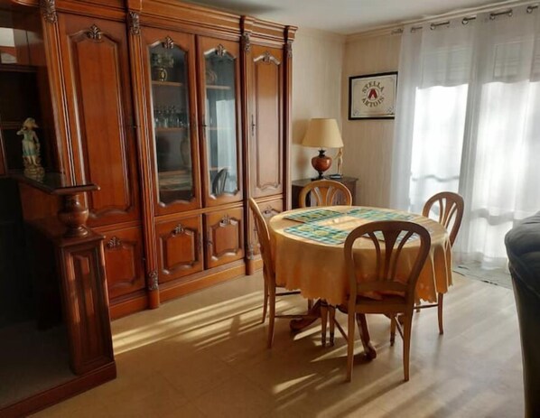 Dining - Minimum 4-day, weekly or monthly rental, 15 minutes from Dunkirk (Grande-Synthe)