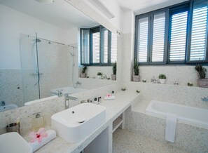 Deluxe villa, privézwembad, uitzicht op zee | 8 slaapkamers, een kluis op de kamer, een bureau, een laptopwerkplek