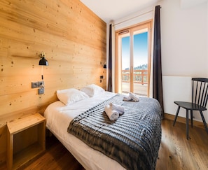 4 bedrooms, bed sheets