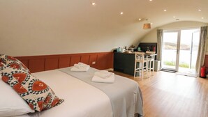 A bedroom with a bed, a desk, and a view of the outdoors. - Losal (Oban)