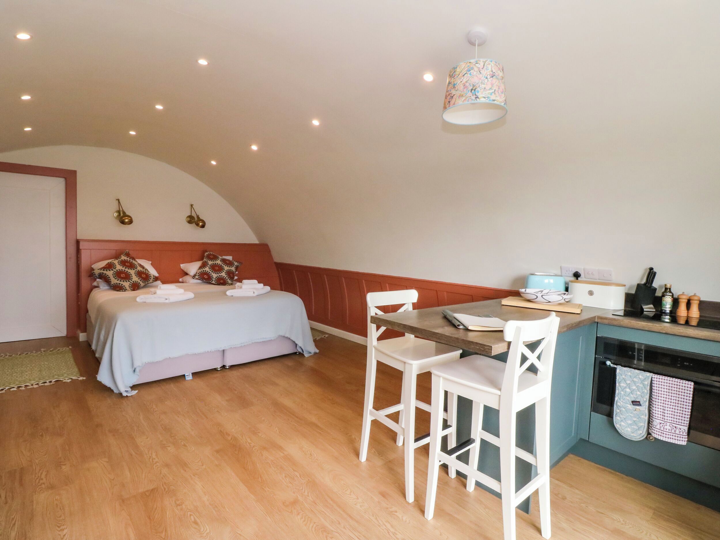 1 habitación, decoración personalizada y muebles diferentes 
