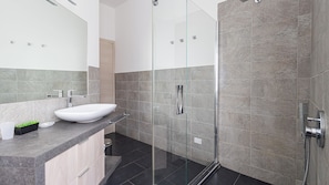 Dusche, Haartrockner, Bidet, Handtücher