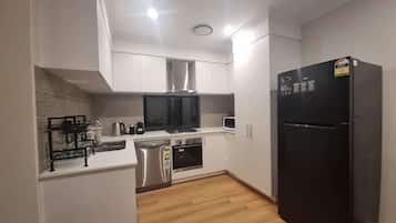 Frigorifero, microonde, forno, piano cottura