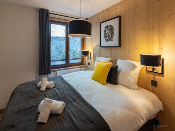 1 bedroom, bed sheets