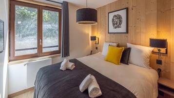 1 bedroom, bed sheets