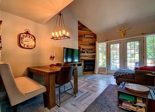 Chalet in the heart of the Mont-Édouard ski slopes -ski in, ski out