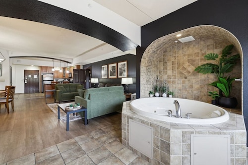 Entire 3 Bedroom 2,040 sq ft Condo! Shuffleboard/Arcade Games/Treehouse Bunks/River View!