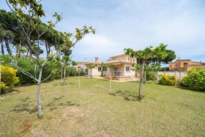 Villa | Garden - Villa in L'escala Near Riells Beach (L'Escala)